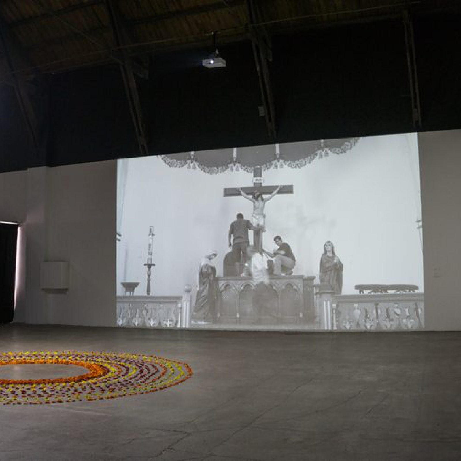 Vista de la exposición "Un kilómetro de conocimientos invisibles", de Ingrid Wildi Merino, en la Galería de Artes Visuales de Matucana 100, Santiago de Chile, 2019. Foto: M100