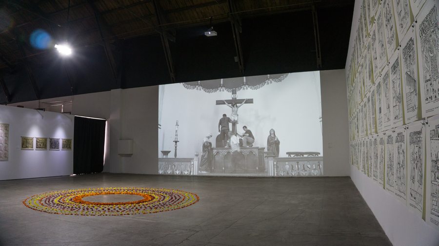 Vista de la exposición "Un kilómetro de conocimientos invisibles", de Ingrid Wildi Merino, en la Galería de Artes Visuales de Matucana 100, Santiago de Chile, 2019. Foto: M100