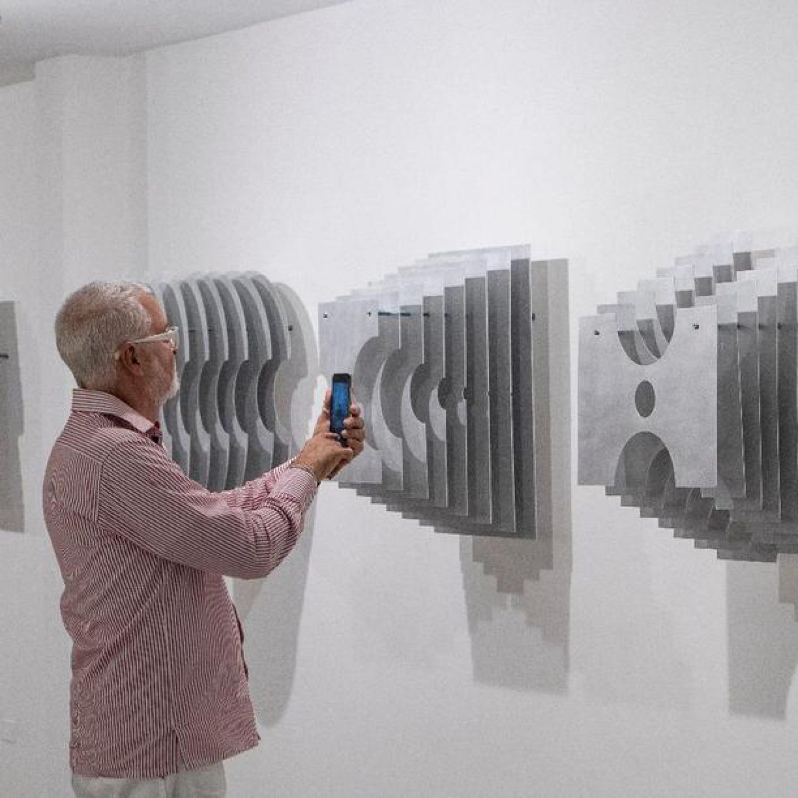 Vista de la exposición "Posición sobre tensión", de Benjamín Ossa, en NG Art Gallery, Ciudad de Panamá, 2019. Foto: Rafael Guillén
