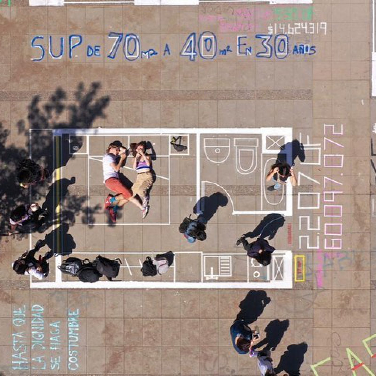 Los "nanodepartamentos" graficados por un colectivo de arquitectos y estudiantes de arquitectura en Plaza Italia, Santiago de Chile, 2019. Foto: Tomás Bravo