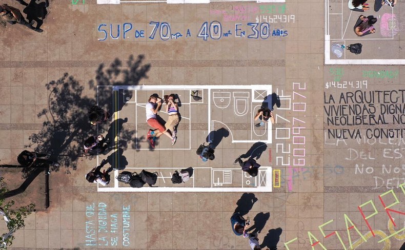 Los "nanodepartamentos" graficados por un colectivo de arquitectos y estudiantes de arquitectura en Plaza Italia, Santiago de Chile, 2019. Foto: Tomás Bravo