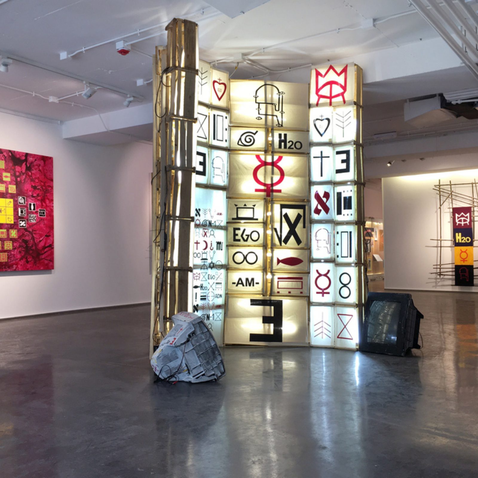 Vista de la exposición "Andariego", de N3TO, en Aninat Galería, Santiago de Chile, 2019. Foto cortesía de la galería