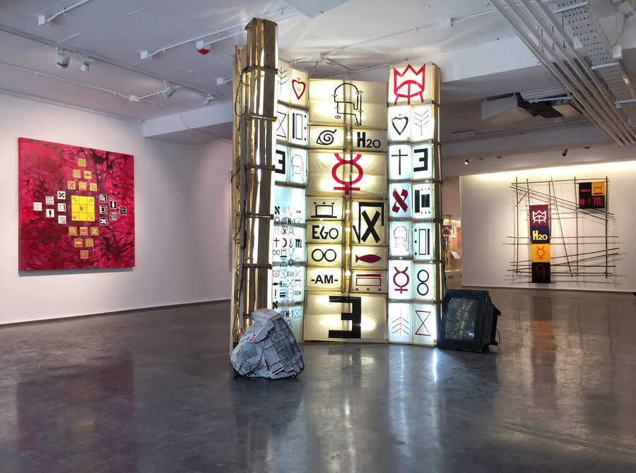 Vista de la exposición "Andariego", de N3TO, en Aninat Galería, Santiago de Chile, 2019. Foto cortesía de la galería