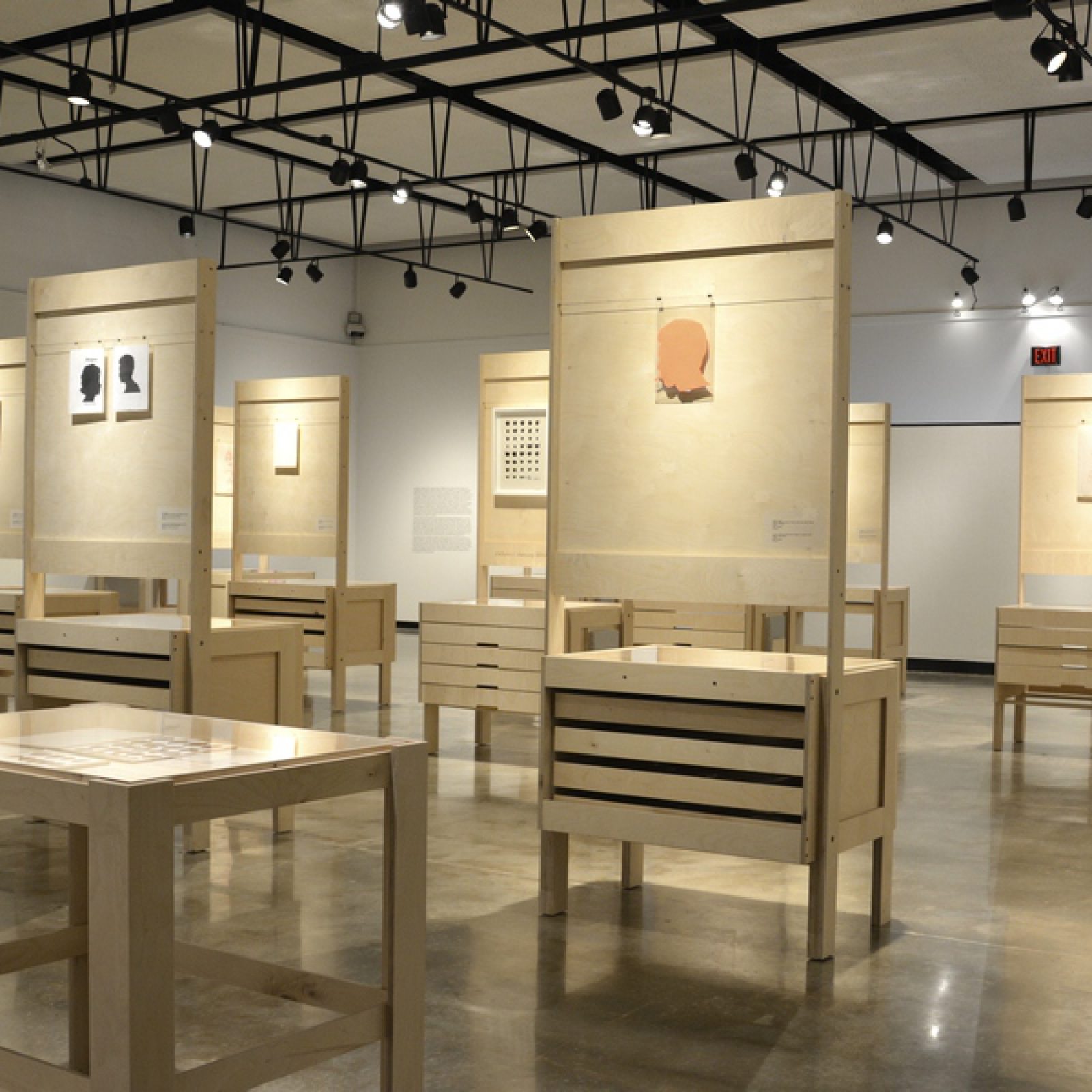 Vista de la exposición del Archivo Roberto Obregón en University Gallery, Gainesville, Florida, EEUU, 2019. Foto cortesía de UG/UF