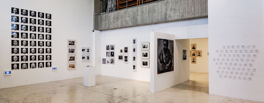 Vista de la exposición "Hacia una historia de la mirada. El retrato en la colección Archivo Fotografía Urbana", en la Sala Mendoza, Caracas, 2019. Foto: Ricardo Gómez-Pérez ©Sala Mendoza