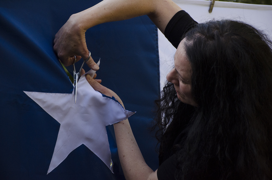 Janet Toro, La bandera en los tiempos de la indignación, 2019. Performance en galería AFA, Santiago de Chile. Foto: Marucela Ramírez M.