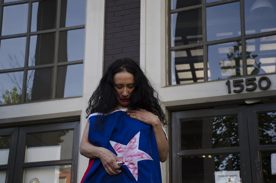 Janet Toro, La bandera en los tiempos de la indignación, 2019. Performance en la fachada del edificio del Sernatur, Santiago de Chile. Foto: Marucela Ramírez M.