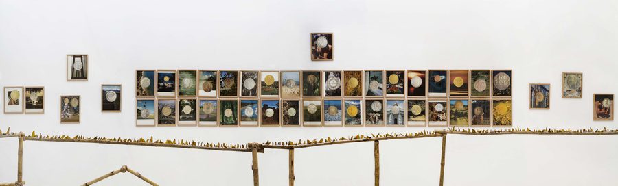 Vista de la exposición "Paquete Chileno", de Marco Montiel-Soto, en Die Ecke Arte Contemporáneo, Santiago de Chile, 2019. Foto: Álvaro Mardones