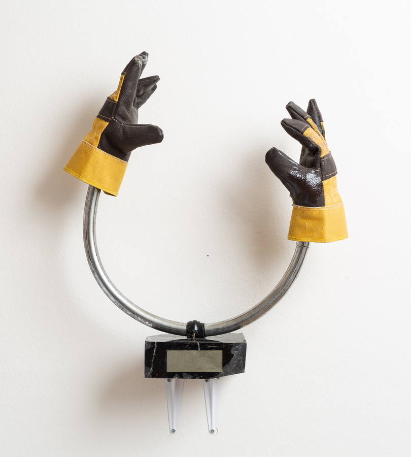 José Caerols “Yisa”, Mañana, guantes de construcción, fierro y plintos de trofeo encontrado, 55 cm x 50 cm x 16 cm. Foto: Kait Hutchison
