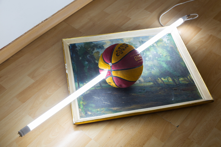 José Caerols “Yisa”, Territorialización representativa, tubo de luz led, pintura paisajística encontrada y balón de básquetbol, 70 cm x 120 cm. Foto: Kait Hutchison