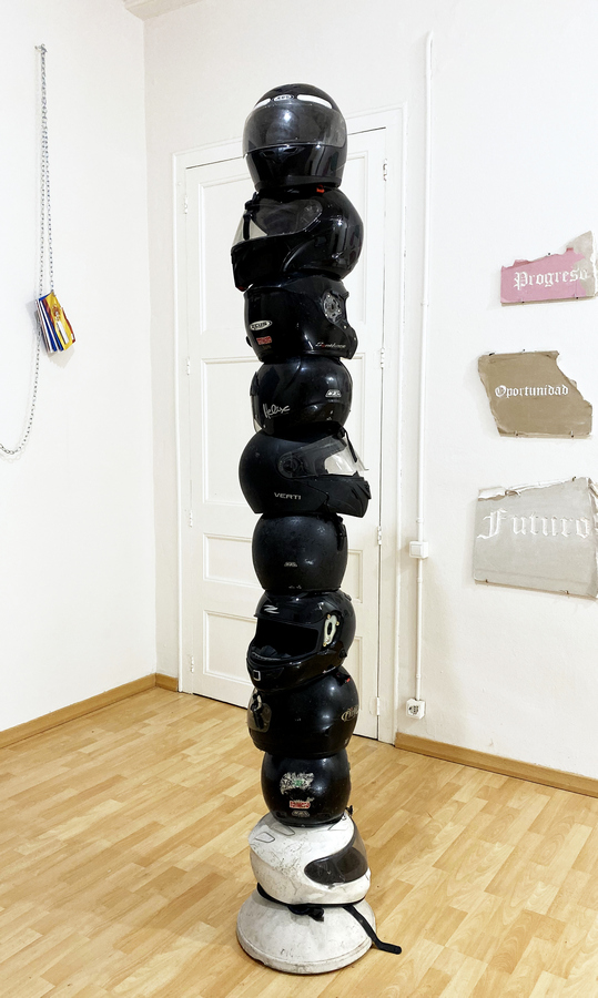 José Caerols “Yisa”, El consuelo, cascos de motocicleta encontrados, estructura de acero y base de cemento, 225 cm x 40 cm x 40 cm. Foto: Kait Hutchison