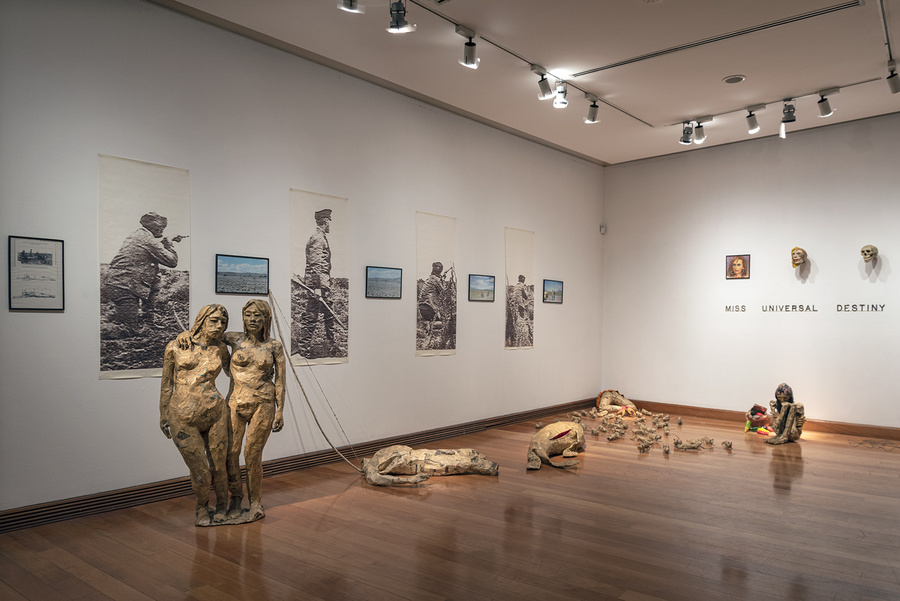 Vista de la exposición "Mundo Situado", en el MAVI, Santiago de Chile, 2019. Obra de Juan Pablo Langlois Vicuña. Foto: Jorge Brantmayer