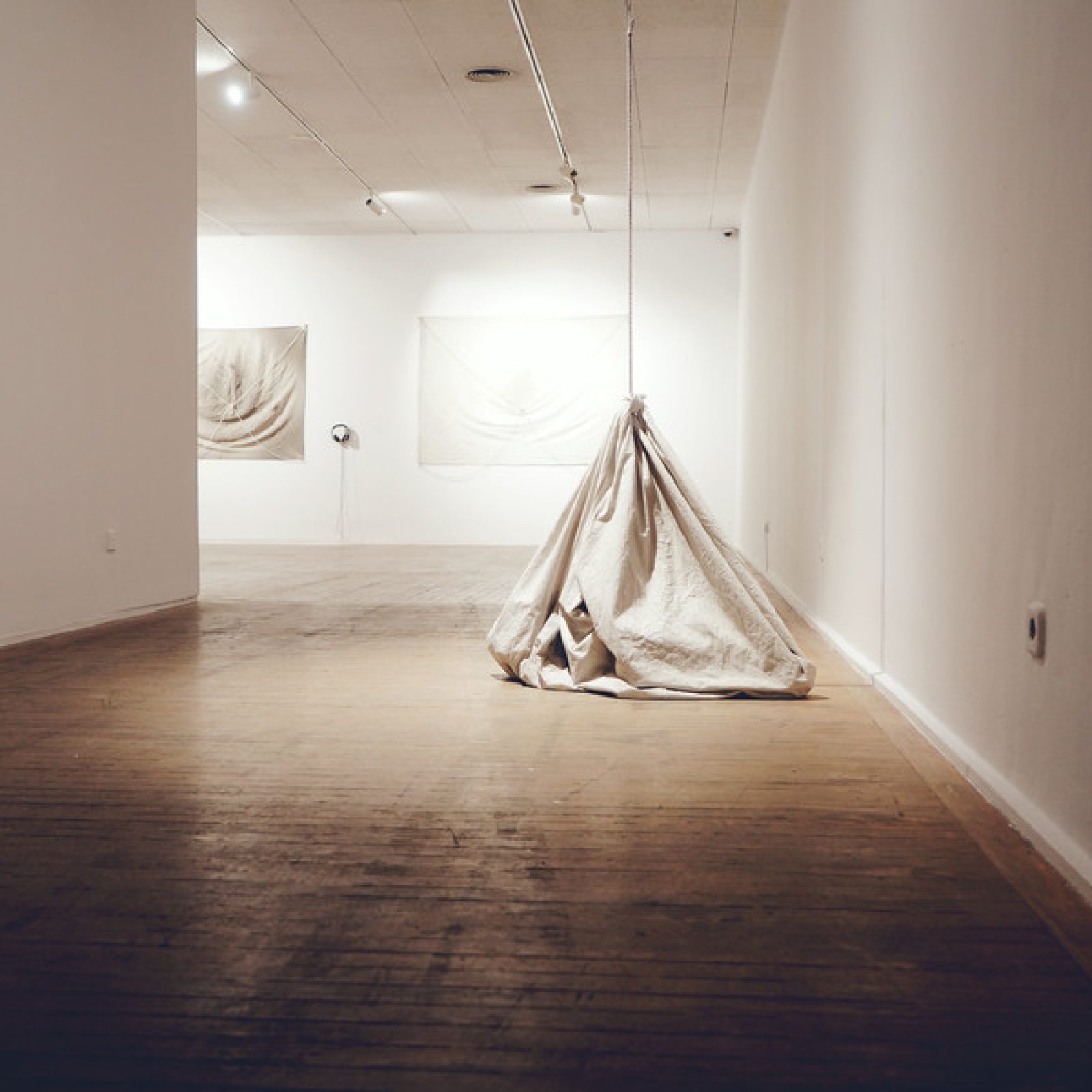 Vista de la exposición "cuestiones de estado", de Regina José Galindo, en Casa de América, Madrid, 2019. Foto cortesía: Casa de América