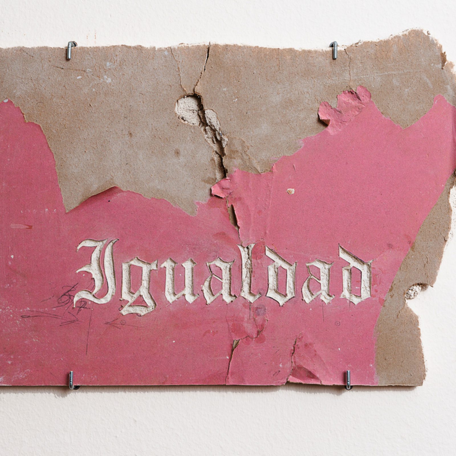 José Caerols “Yisa”, Promesas y Utopías (Promesas Capitales y Utopías sociales), 2019, trozos de cartón y yeso encontrados y tallados, 195 x 210 cm. Foto: Kait Hutchison
