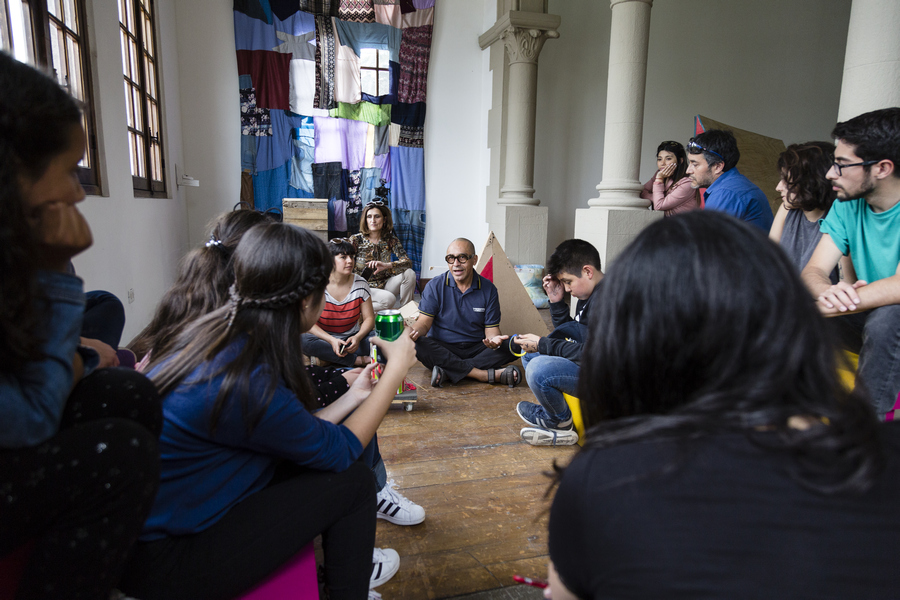 Actividad de mediación con Abraham Cruzvillegas en el marco de su exposición "Tautología Sin Título", Galería Macchina de la Escuela de Arte UC, Santiago de Chile, 2019. Foto: Benjamín Matte