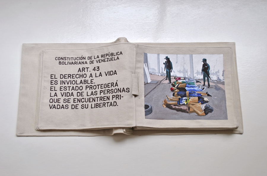 Armando Ruiz, CEDJA, 2019, sangre humana, pintura acrílica, lona de algodón, 30,5 x 36 x 7 cm. (libro cerrado). Colaboración: Pedro Medina. Foto: Armando Ruiz 