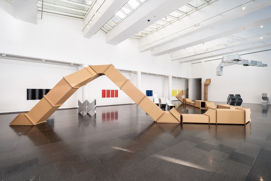 Vista de la exposición "Charlotte Posenenske: Work in Progress", en el MACBA, Barcelona, España, 2019.  Foto: Miquel Coll