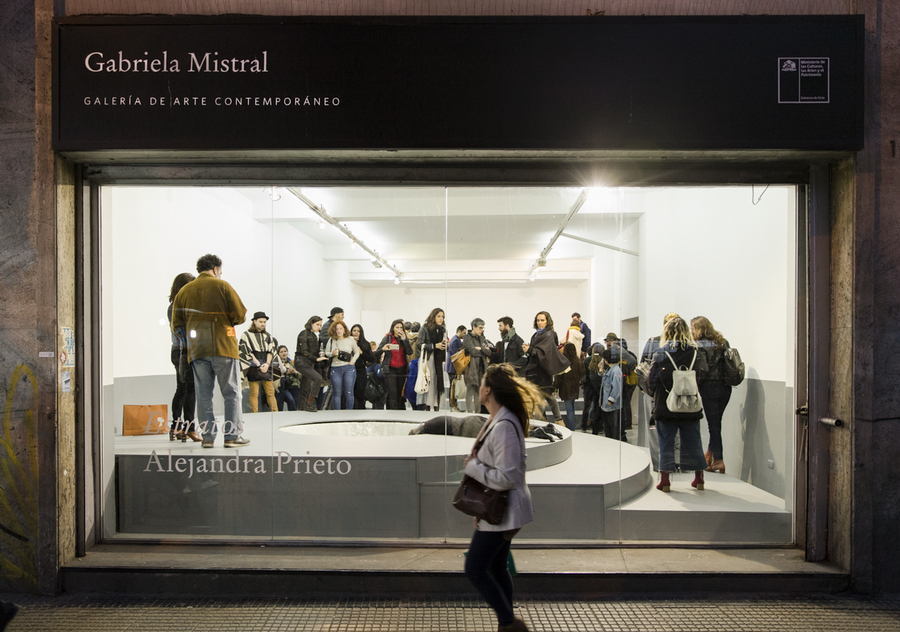 Vista de la exposición "Estratos", de Alejandra Prieto, en Galería Gabriela Mistral, Santiago de Chile, 2019. Foto cortesía de la artista y GGM