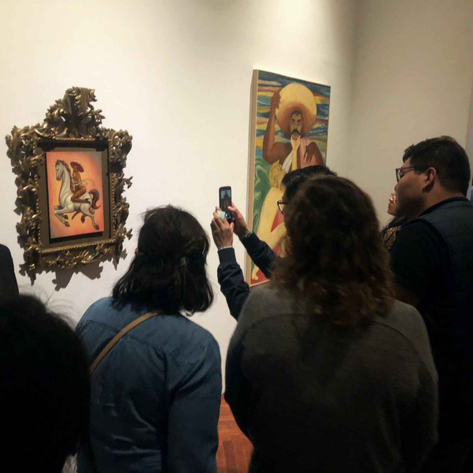 El público se aglomera en una de las salas del Palacio de Bellas Artes donde se encuentra la polémica pintura de Zapata del artista Fabián Cháirez. Foto: Edgar Alejandro Hernández