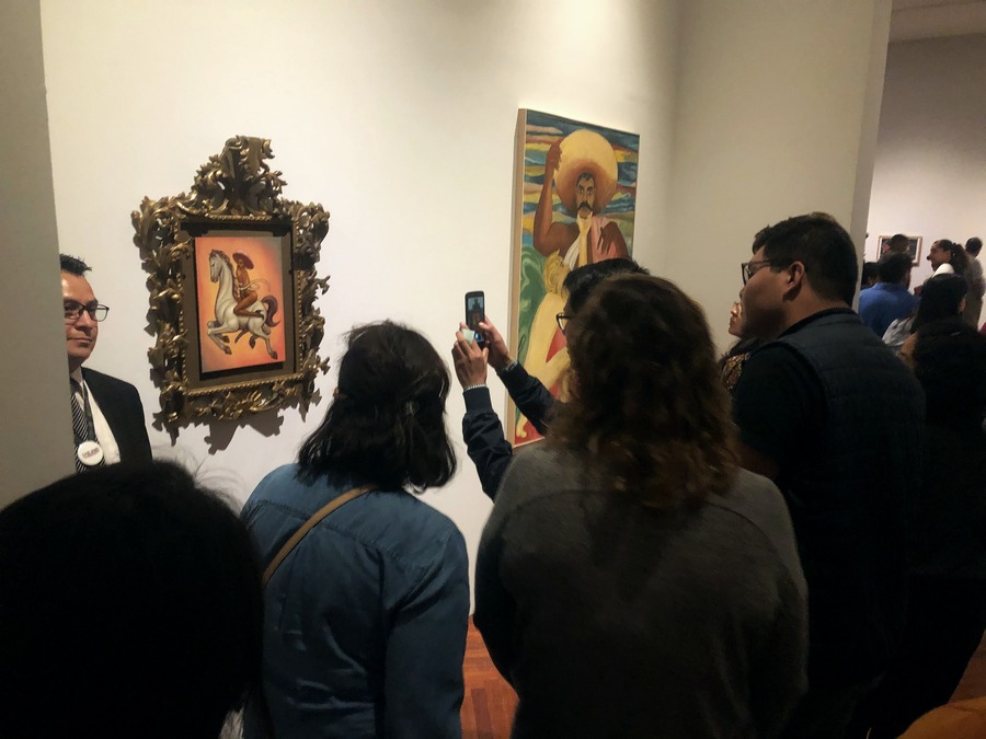 El público se aglomera en una de las salas del Palacio de Bellas Artes donde se encuentra la polémica pintura de Zapata del artista Fabián Cháirez. Foto: Edgar Alejandro Hernández