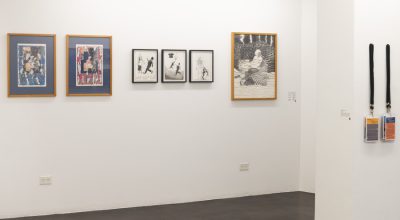 Vista de la exposición "Obras, procesos y pedagogías", de Mónica Mayer, en Walden Gallery, Buenos Aires, 2019. Cortesía de la galería
