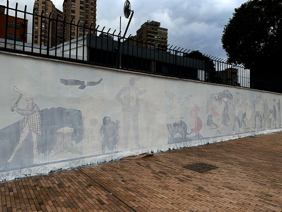 El mural de los artistas colombianos Lucas Ospina y Power Paola en la fachada del Instituto Colombo Americano, después de ser censurado el 23 de septiembre de 2019. Foto vía Esfera Pública