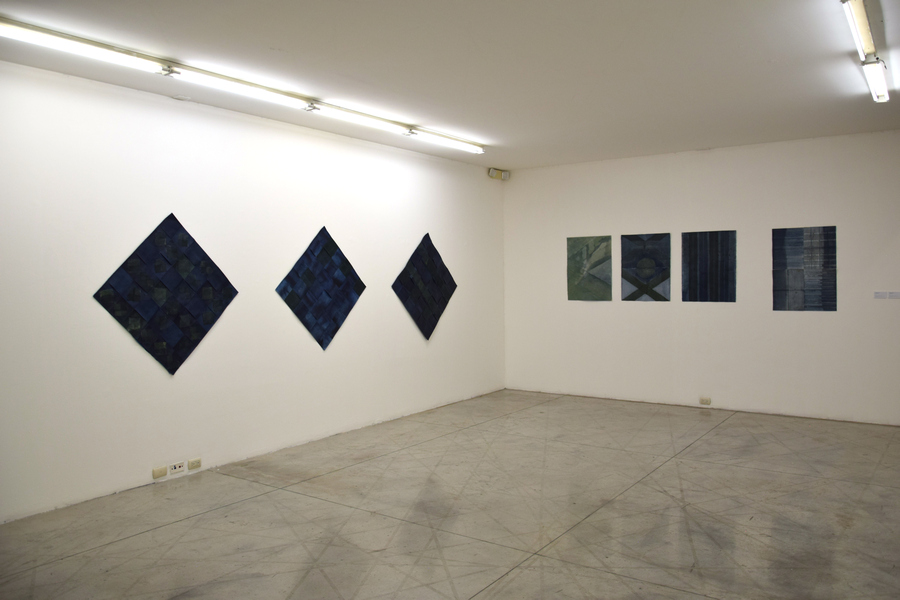 Vista de la exposición "Las heridas también pueden teñirse de azul", de Sandra Monterroso, en el Centro Cultural de España en Guatemala, 2019. Cortesía de la artista