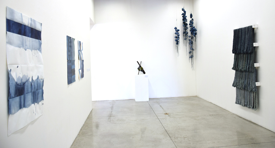 Vista de la exposición "Las heridas también pueden teñirse de azul", de Sandra Monterroso, en el Centro Cultural de España en Guatemala, 2019. Cortesía de la artista