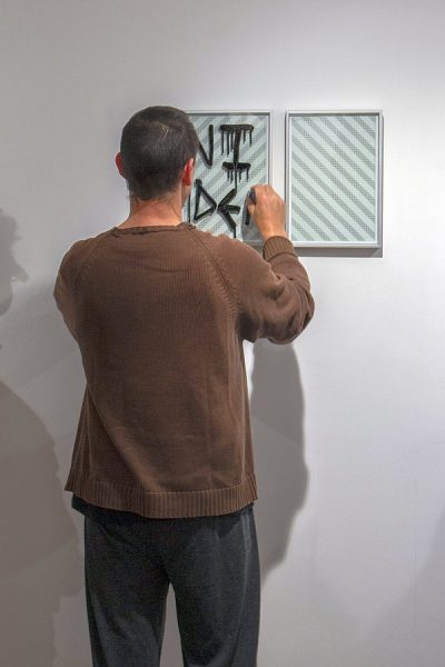 Performance de Rodrigo Canala durante el cierre de su exposición "Weekend", en XS Galería, Santiago de Chile, 2019. Foto: Raimundo Edwards