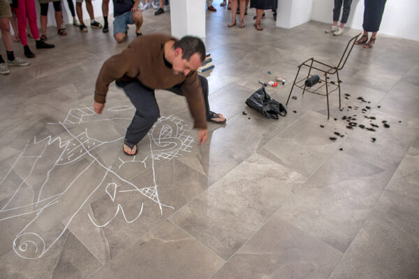 Performance de Rodrigo Canala durante el cierre de su exposición "Weekend", en XS Galería, Santiago de Chile, 2019. Foto: Raimundo Edwards