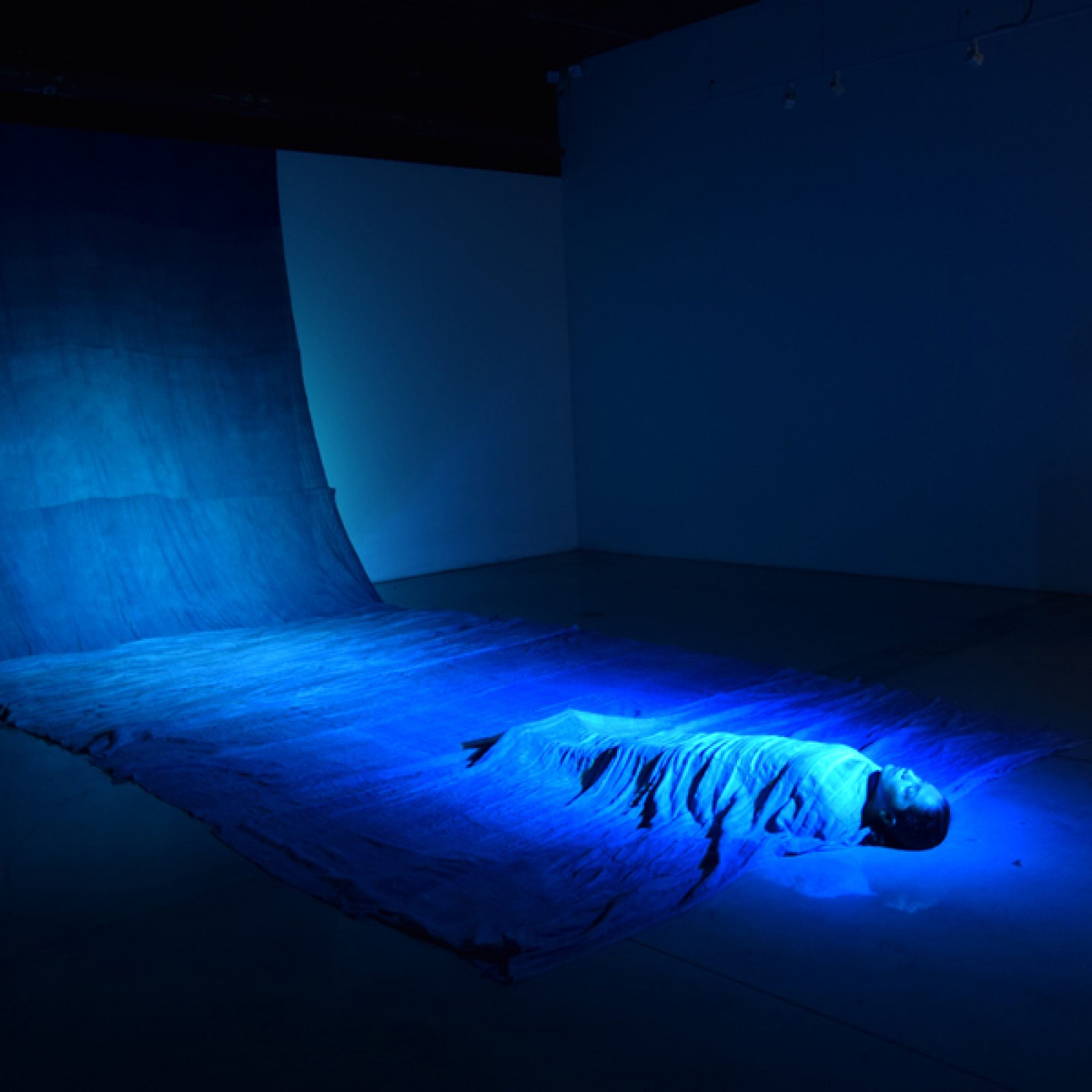 Performance de Sandra Monterroso durante su muestra "Las heridas también pueden teñirse de azul", en el Centro Cultural de España en Guatemala, 2019. Cortesía de la artista