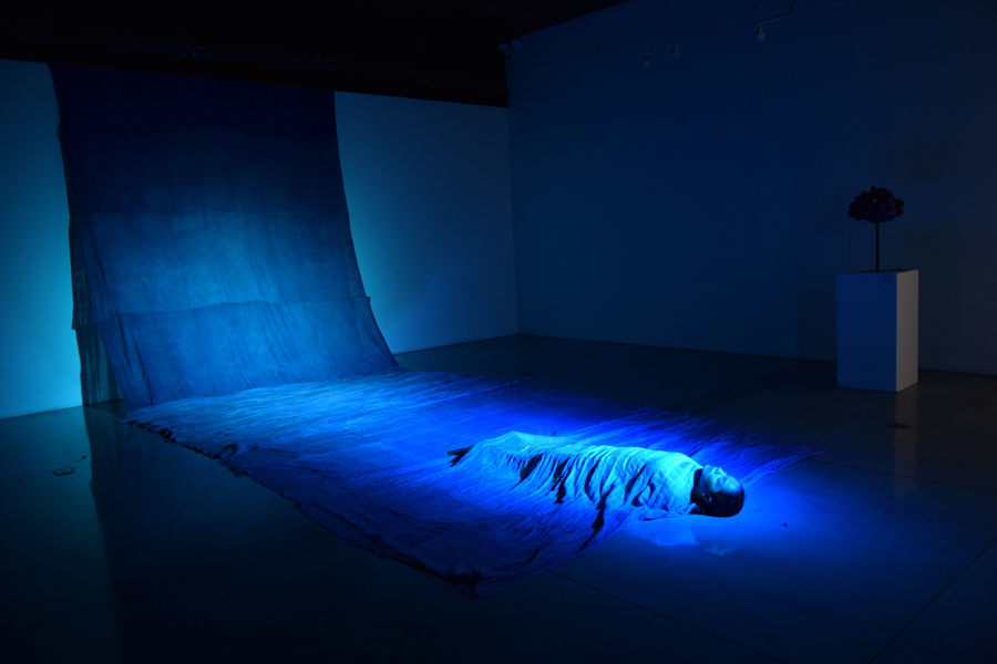 Performance de Sandra Monterroso durante su muestra "Las heridas también pueden teñirse de azul", en el Centro Cultural de España en Guatemala, 2019. Cortesía de la artista