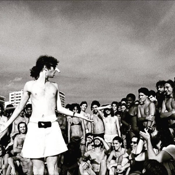 La Gang, Movimiento de Arte Porno de Brasil (Eduardo Kac). Actuación final de 1982, Playa Ipanema, Brasil. Video, 4'50. Cortesía del artista y Galería Henrique Faria