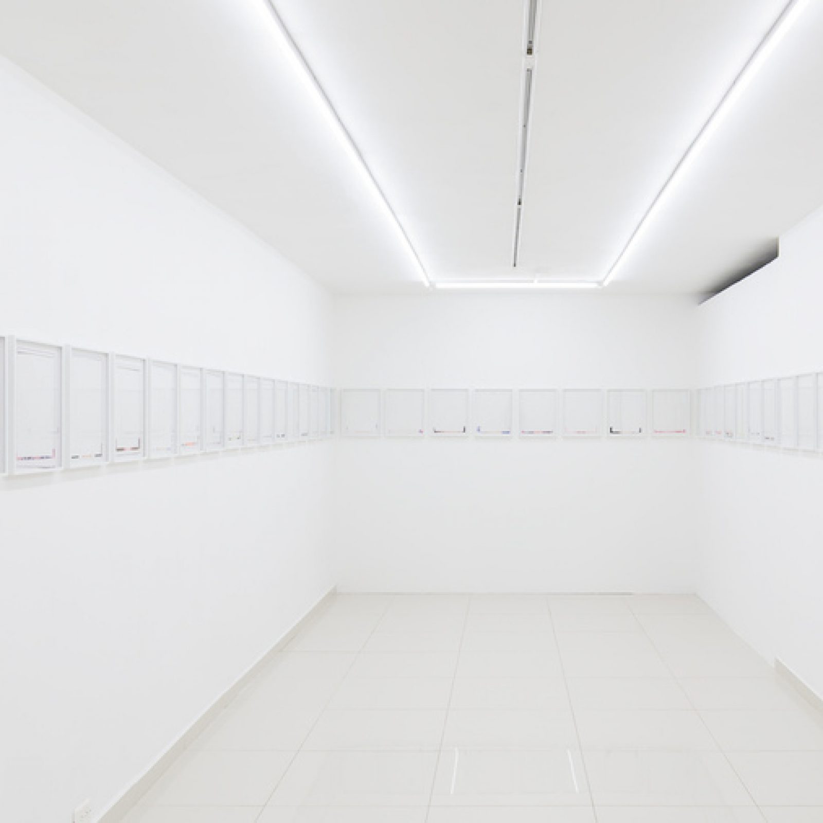 Vista de la exposición “The last picture show: Marginarios”, de Oscar Muñoz, en (bis) | oficina de proyectos, Cali, Colombia, 2019-2020. Foto cortesía de la galería