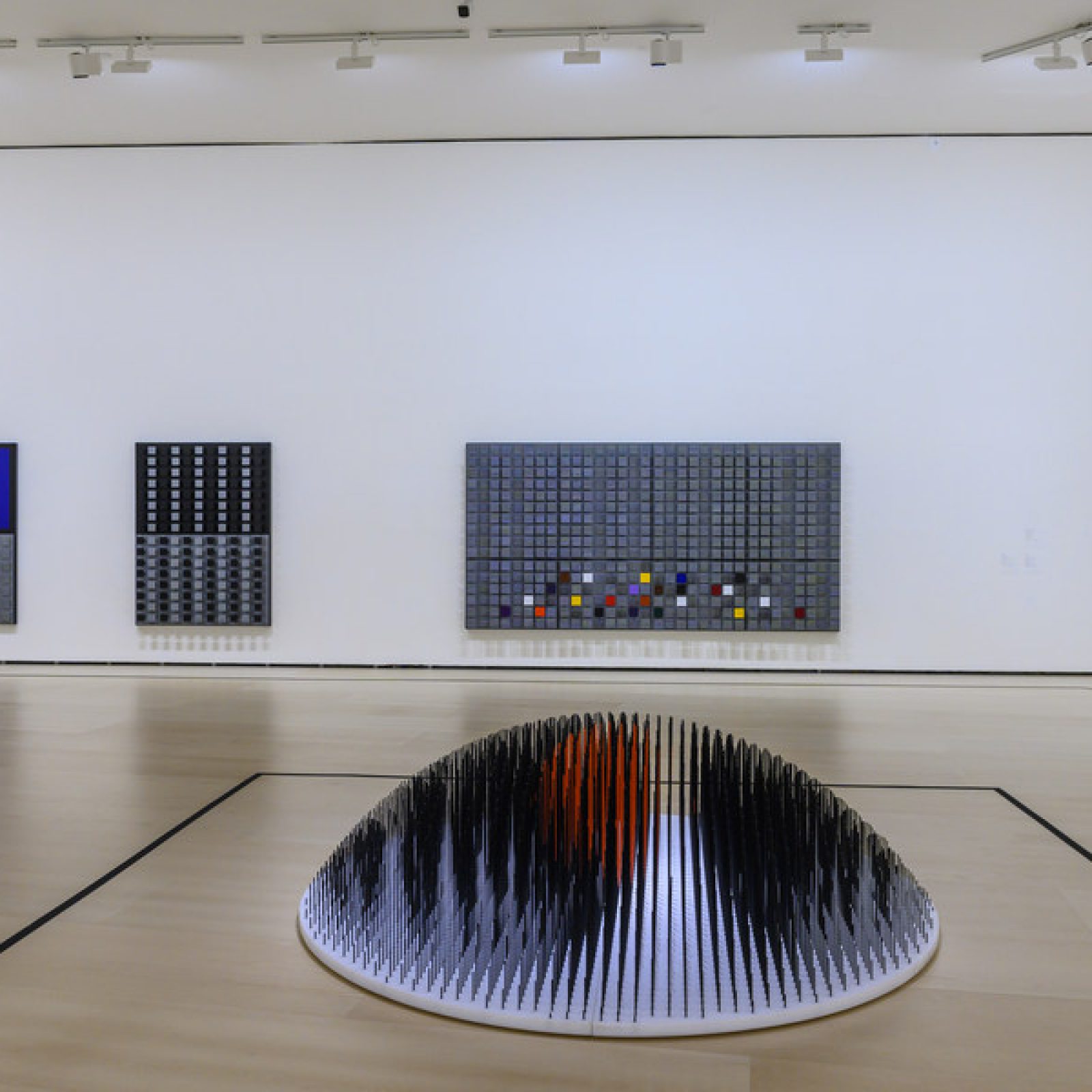 Vista de la exposición "Soto. La cuarta dimensión", en el Museo Guggenheim Bilbao, España, 2019-2020. Foto cortesía del museo.