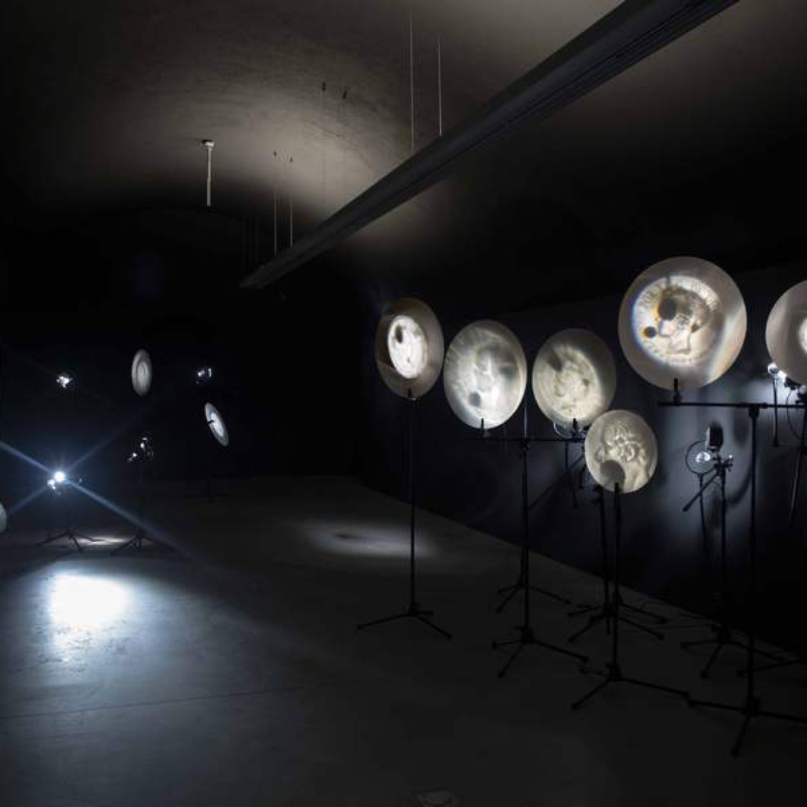 Vista de la instalación "Espectros visibles", de Claudio Correa, en la antigua fortaleza militar del Castell de Montjuïc, Barcelona, España, 2019-2020. Cortesía del artista