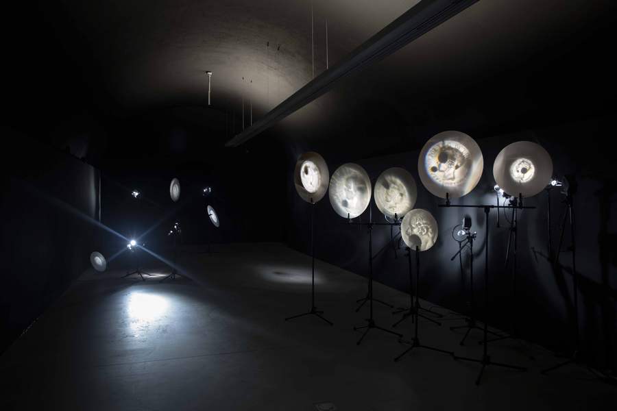 Vista de la instalación "Espectros visibles", de Claudio Correa, en la antigua fortaleza militar del Castell de Montjuïc, Barcelona, España, 2019-2020. Cortesía del artista
