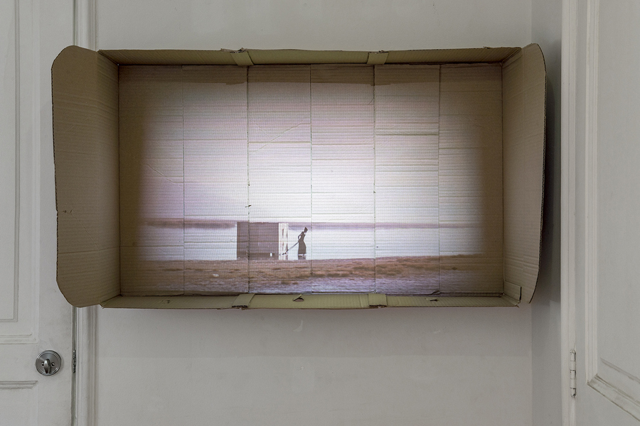 Gimena Castellón Arrieta. Vista de la exposición "El mundo al instante N° 1" en Isabel Croxatto Galería, Santiago de Chile, 2020. Foto cortesía de la galería