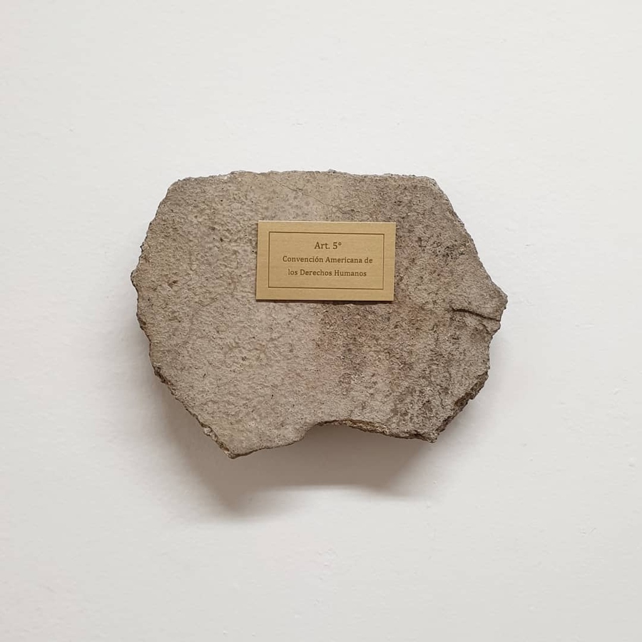 Valentina Arellano, Ni orden ni patria, 2020, placas de bronce y grabado sobre cemento y concreto, dimensiones variables. Cortesía: D21, Santiago
