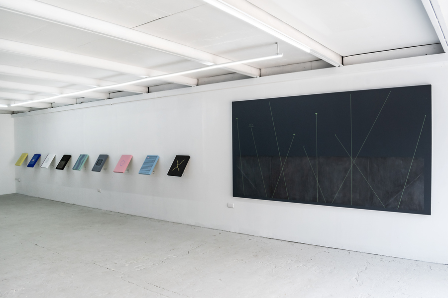 Vista de la exposición "+56 9", de Lucas Estévez, en Galería NAC, Santiago de Chile, 2020. Foto: Pía Bahamondes