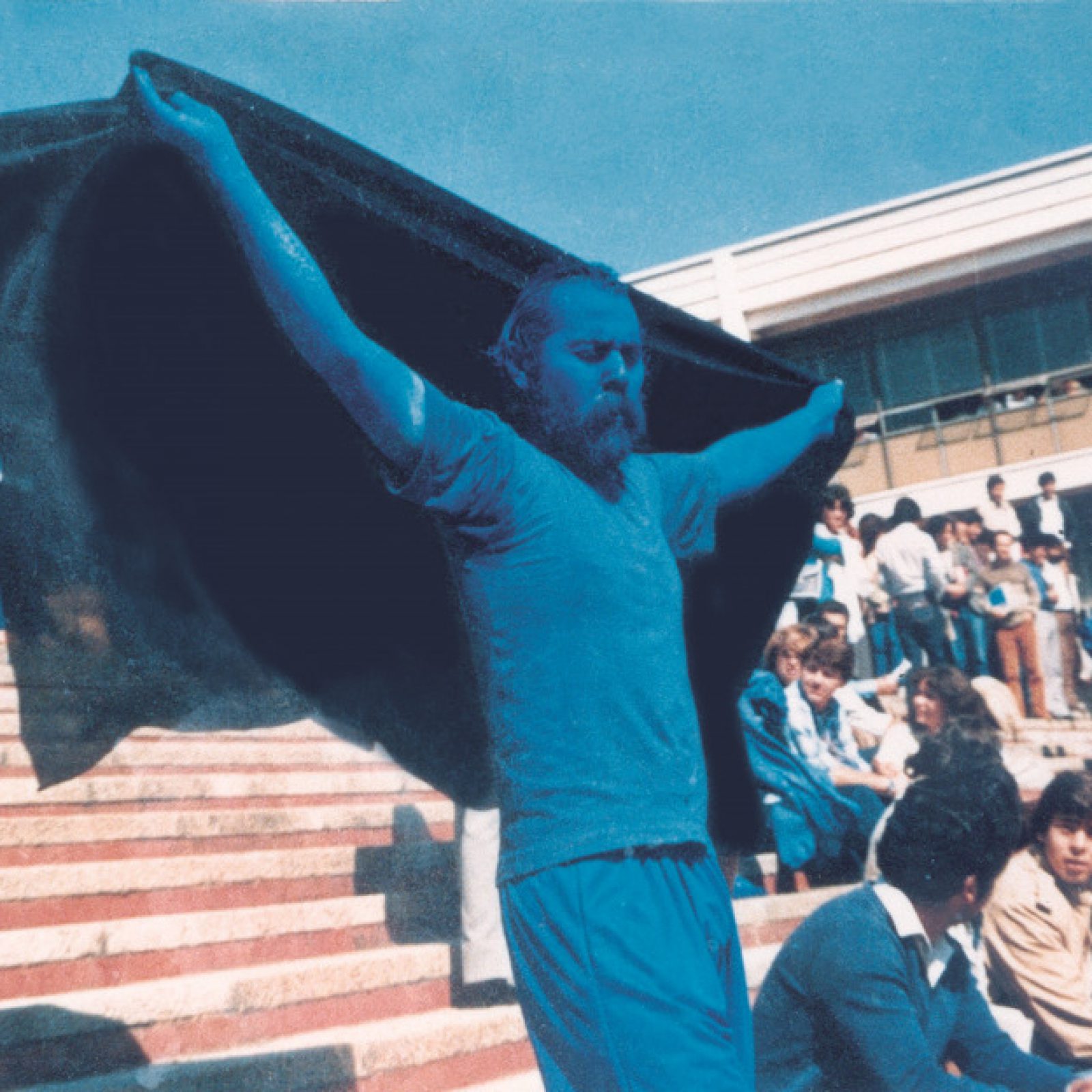 Azul, Teatro Urbano Experimental, registro de performance, 1982. (Archivos de Ricardo Sepúlveda).