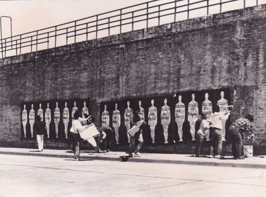 Acción Cárcel, intervención gráfica, diversos artistas (Paola Aste, Miguel Parra, entre otros), afuera de la ex cárcel de Chacabuco 70, Concepción, 1989. (Archivo Ricardo Sepúlveda)