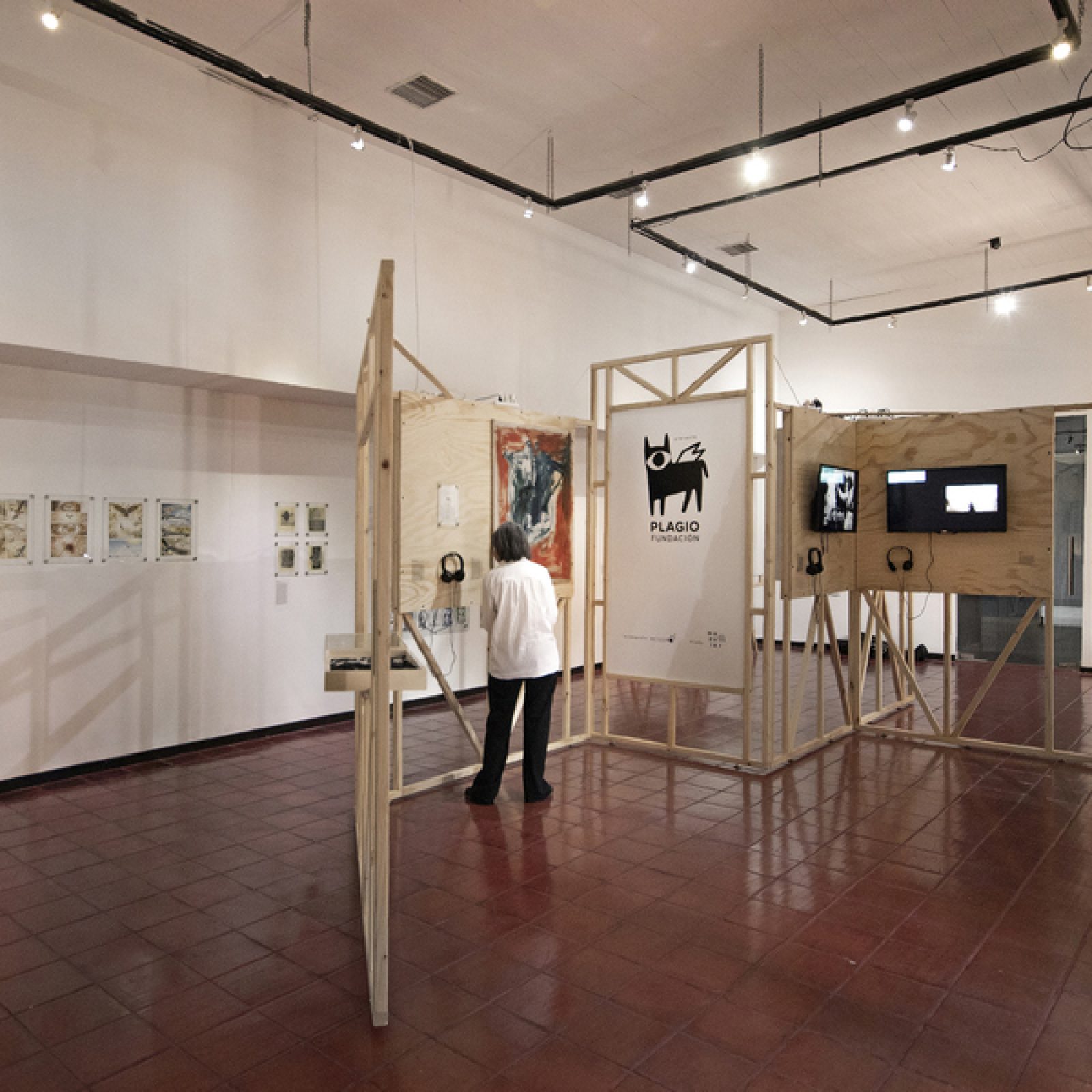 Vista de la exposición "Canción Nacional", en el Centro Cultural Montecarmelo, Santiago de Chile, 2019-2020. Foto cortesía de Plagio