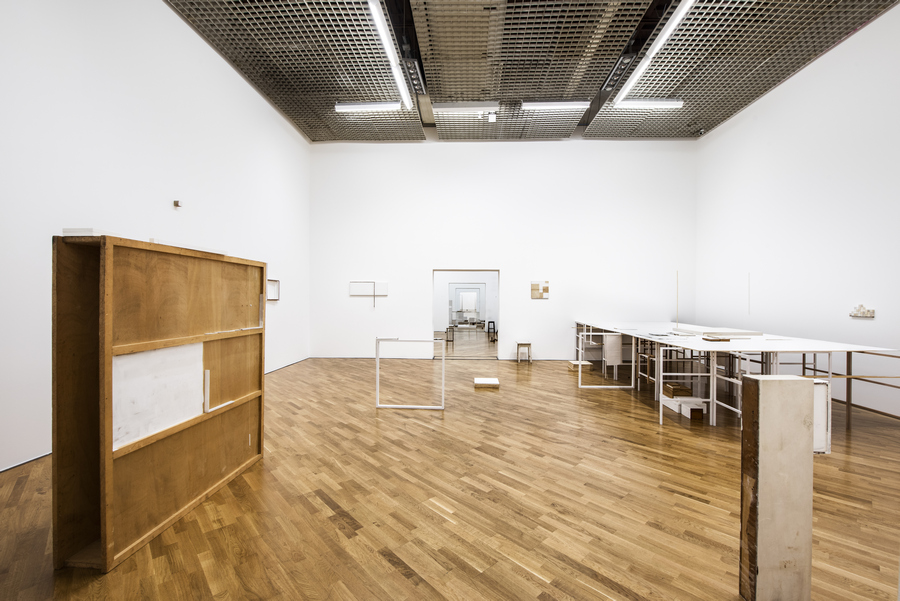 Vista de la exposición de Fernanda Gomes en la Pinacoteca de São Paulo, Brasil, 2019-2020. Foto: Romulo Fialdini. Cortesía: Pinacoteca de São Paulo. Vista de la exposición de Fernanda Gomes en la Pinacoteca de São Paulo, Brasil, 2019-2020. Foto: Romulo Fialdini. Cortesía: Pinacoteca de São Paulo.