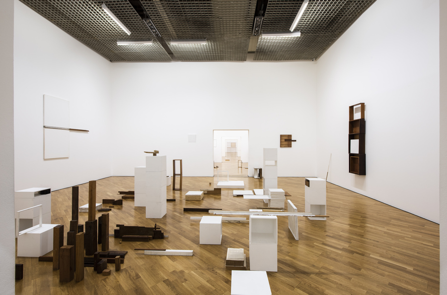 Vista de la exposición de Fernanda Gomes en la Pinacoteca de São Paulo, Brasil, 2019-2020. Foto: Romulo Fialdini. Cortesía: Pinacoteca de São Paulo. Vista de la exposición de Fernanda Gomes en la Pinacoteca de São Paulo, Brasil, 2019-2020. Foto: Romulo Fialdini. Cortesía: Pinacoteca de São Paulo.