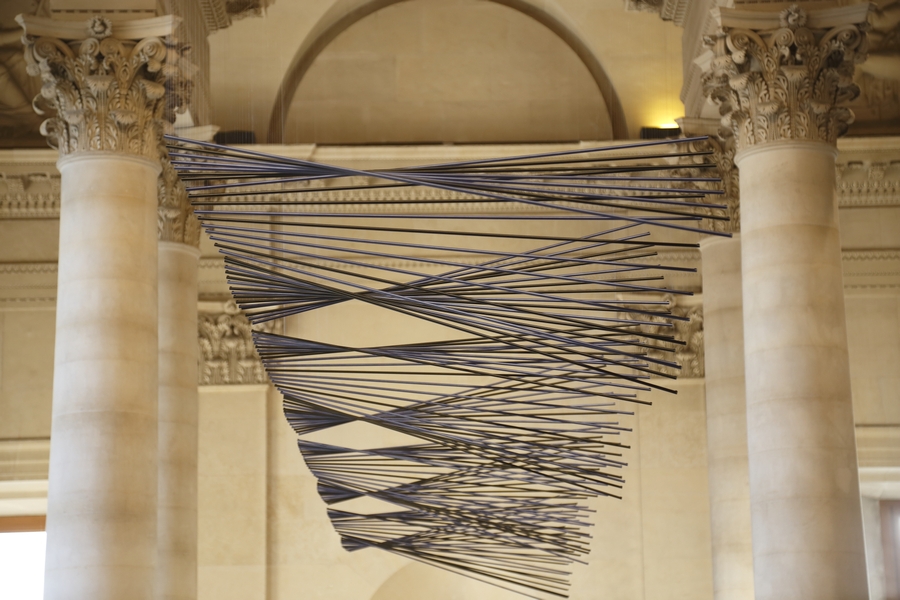 L'Onde du Midi, de Elias Crespin. Vista de la instalación permanente en la Pirámide del Museo del Louvre, París, 2020 © Elias Crespin. Foto: Pascal Maillard.