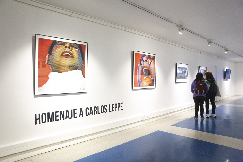 Vista de la exposición "Homenaje a Carlos Leppe". Foto: Fernando Lizama. Cortesía: D21 y Casa del Arte Diego Rivera, Puerto Montt, Chile, 2019-2020