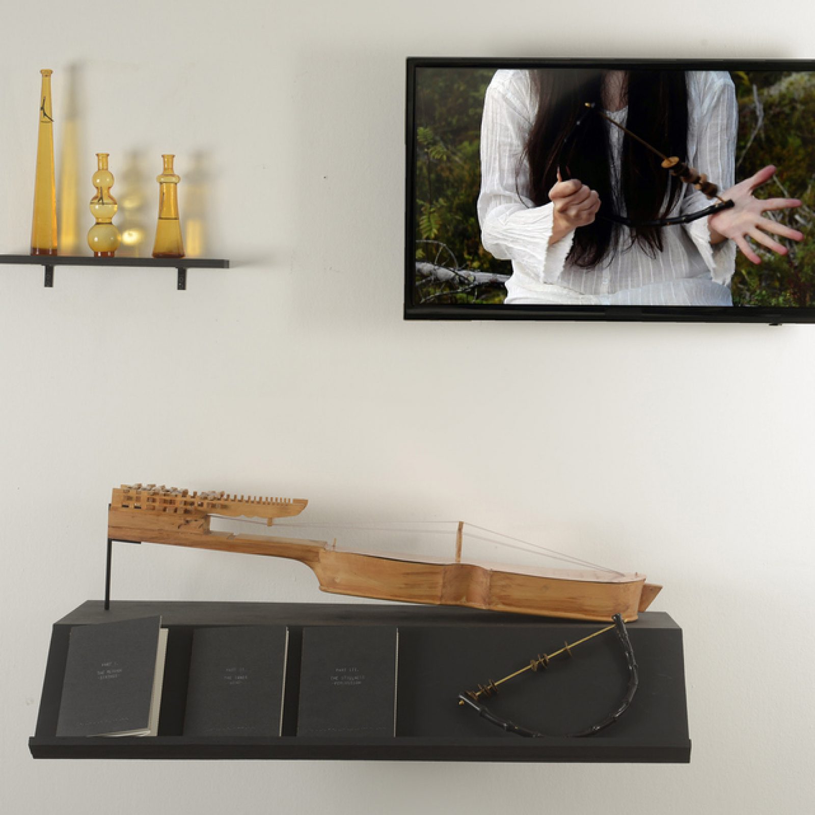 Fernanda López Quilodran, El oscurecimiento de la luz, instalación, objetos, 3 libros de artista, video registro de performance, dimensiones variables. Cortesía de la artista y galería Artespacio