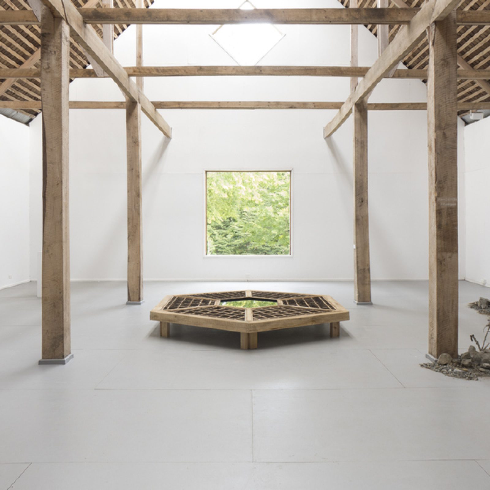 Anders Rönnlund, Para cultivar arroz. Vista de la exposición "Colapso" en el MAM Chiloé, Chile, 2020. Cortesía del artista y del museo.
