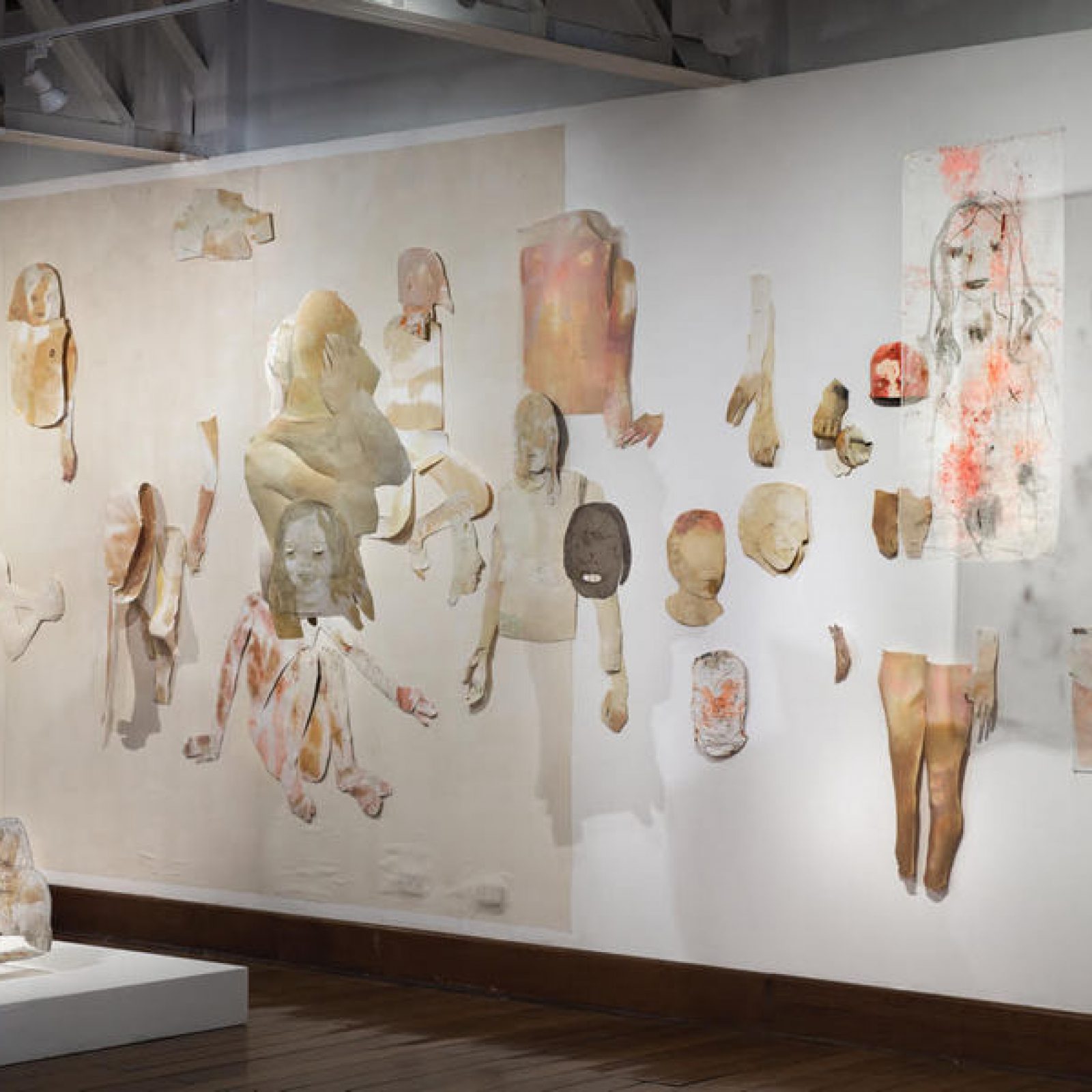 Vista de la exposición "Cortar el aire /recorte contemporáneo", de Tania Bedriñana, en el Museo de San Marcos, Sala Juan Acha, Lima, 2019-2020. Foto: Daniel Giannoni